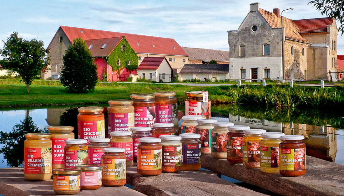 Produkt-Auswahl vom Gut Krauscha, im Hintergrund das Hofgut