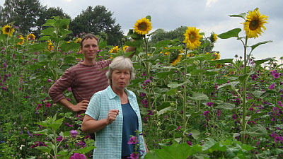 Ein Mann und eine Frau stehen neben Sonnenblumen