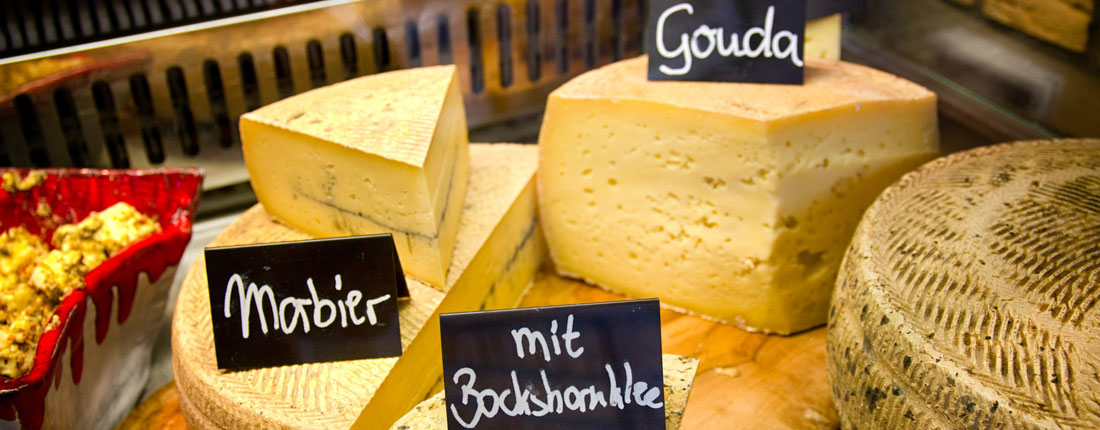geschnittene Käsestücke mit beschrifteten Schildern