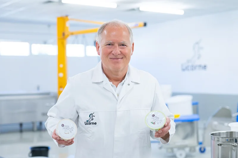 Claus Katzenberger von Licorne hält zwei Frischcremes in der Hand und blickt in die Kamera