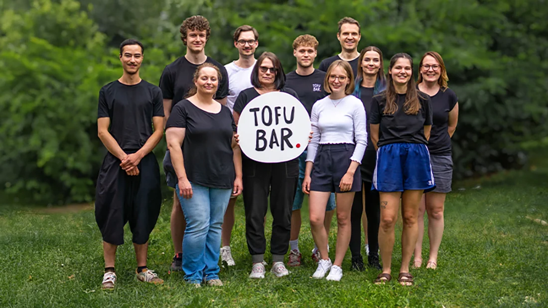 Team von Tofubar auf einer Wiese