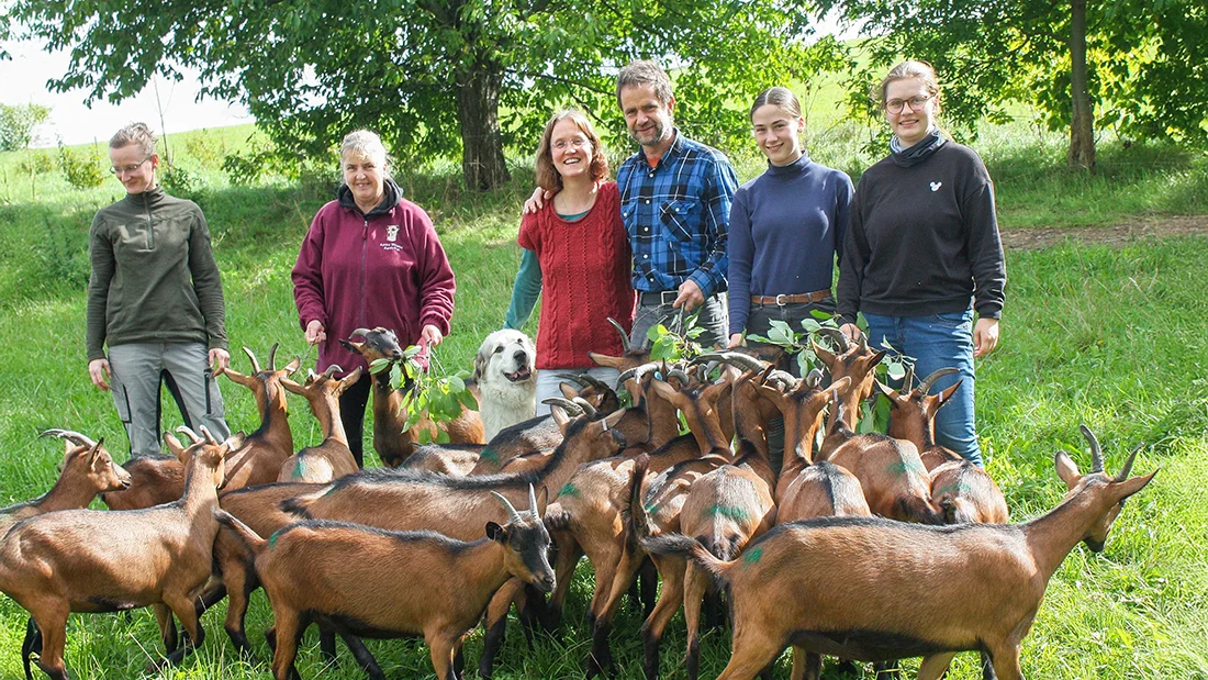 Doreen und Rolf Seim mit ihrem Team und den Ziegen vom Hof Lauterbach