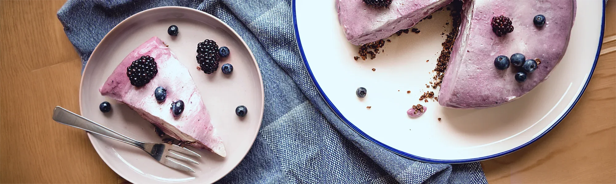 No-Bake Cheesecake mit Heidelbeeren und Brombeeren und Schoko-Knusperboden