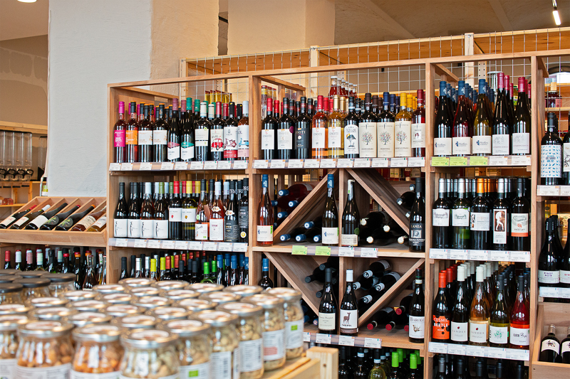 Weinsortiment im Biomarkt Friedensstraße