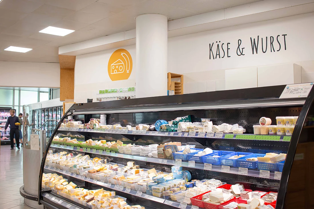 Käsetheke mit Bio-Käse-Sortiment im Biomarkt