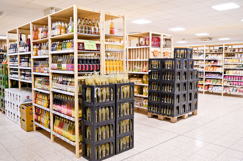 Regalreihen mit Trockenprodukten im Biomarkt, im Vordergrund eine Regalreihe mit Bio-Limonaden